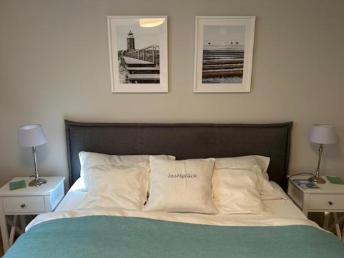 a bedroom with a bed with two nightstands and two lamps at Heefkant Haus Heefkant,HK 02 in Rantum