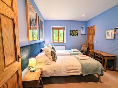 a bedroom with two beds and blue walls at 3 Bed in Appleby-in-westmorland oc-93200 in Colby