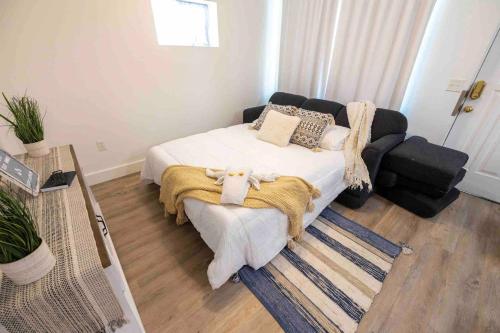 a bedroom with a bed and a couch at Maple Canyon w/Kitchen&wash+dry in Mount Pleasant
