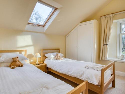 two beds in a room with two teddy bears on them at 4 Bed in Isle Of Skye oc-ca363 in Glendale