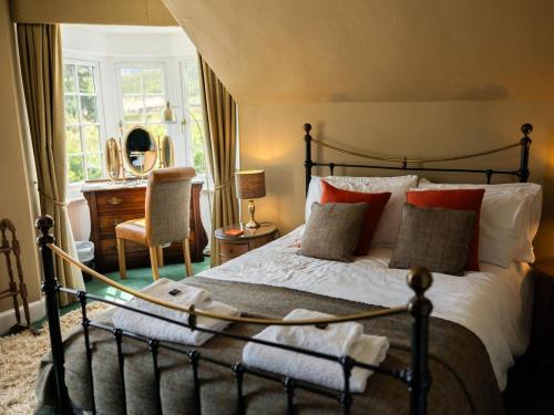 a bedroom with a large bed and a desk at 5 Bed in Lochgoilhead oc-ca279 in Carrick