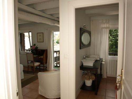 a bathroom with a sink and a mirror at Posada La Panaderia De Castañeda in Villabáñez