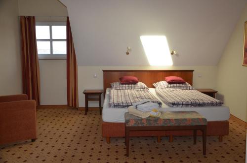 a hotel room with two beds and a window at Balmer See 28 Ferienwohnung mit direktem Seeblick in Balm