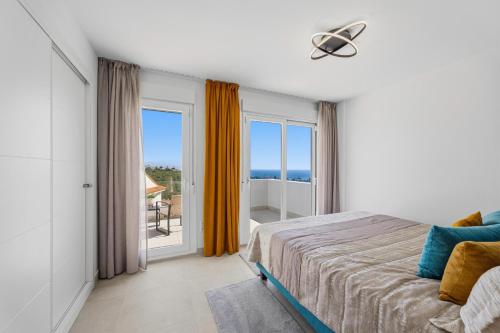 ein Schlafzimmer mit Bett und Meerblick in der Unterkunft SUNLIGHT Spain in Manilva