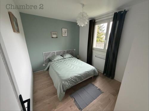 a bedroom with a bed and a window at Appartement paisible in Limoges