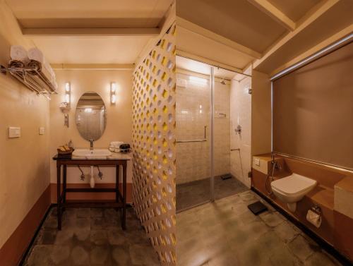 a bathroom with a shower and a sink and a toilet at Forsté Arcangela, Sangolda in Sangolda