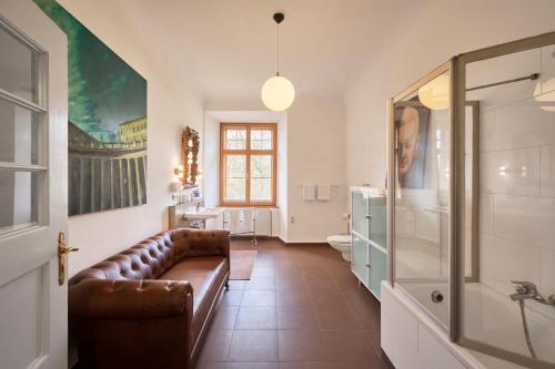 a living room with a couch and a bathroom at Schloss - Schenke Tunzenberg in Mengkofen
