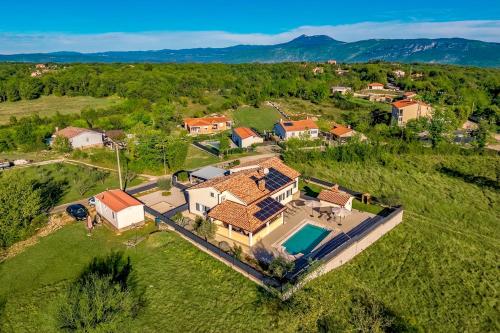 Casa Berton - Heated Saltwater Pool - Happy Rentals