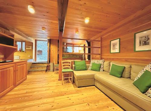 a living room with a couch and a table at Baita Genepy - Charme Alpino in Pietra in Alagna Valsesia