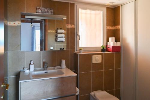 a bathroom with a sink and a mirror at Super appartement à lumio in Lumio