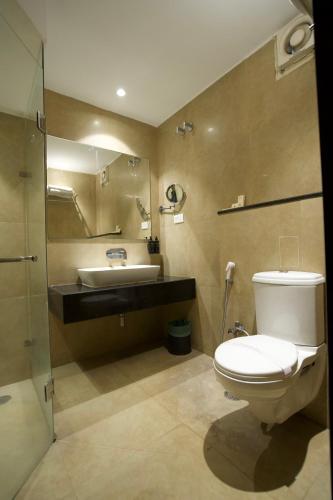 a bathroom with a toilet and a sink at RANIKOTHI BOUTiQUE HOTEL in Nagpur