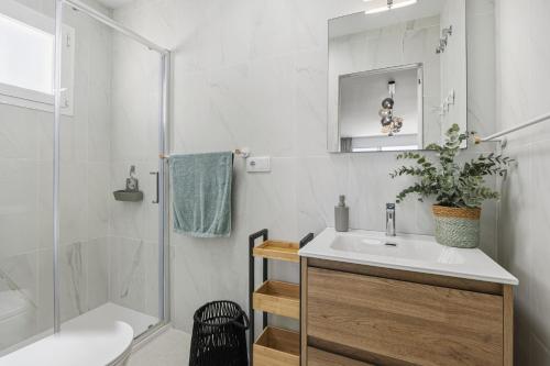 ein Badezimmer mit Waschbecken und Dusche in der Unterkunft SUNLIGHT Spain in Manilva