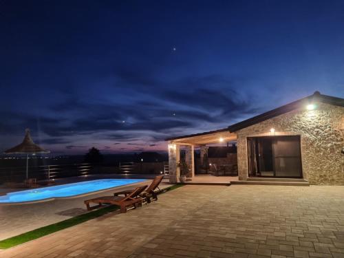 Holiday Home A&M with pool and lakeview