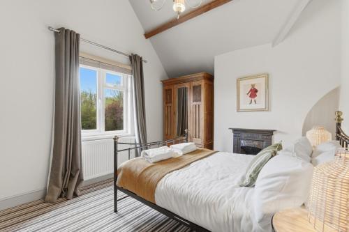 a bedroom with a bed and a window at 2-Bedroom Cottage Sleeps 5 Free Parking in Harlow