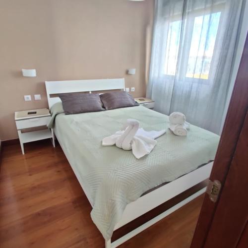 a bedroom with a bed with two towels on it at La Majorera Luminoso apartamento de 3 dormitorios en Puerto del Rosario in Puerto del Rosario