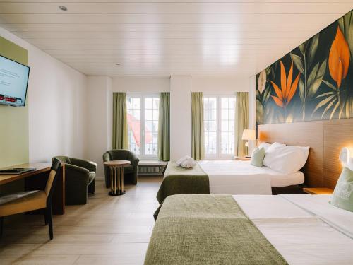 ein Hotelzimmer mit zwei Betten und einem Schreibtisch in der Unterkunft Hotel Krone Thun in Thun