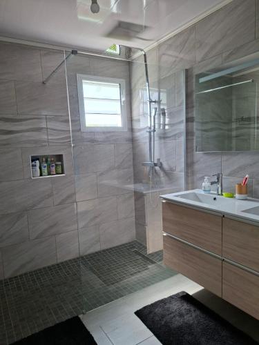 a bathroom with a shower and a sink at Villa Goyavier in La Plaine des Palmistes