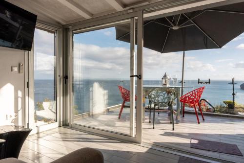 a balcony with a table and chairs and a view of the ocean at "El Ático Bonito"-Penthaus-Whirlpool-Atlantikblick in Las Playitas