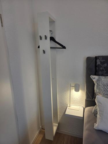 a bedroom with a bed and a lamp next to a door at Neues Ruhrtal Apartment 4 mit Balkon in Wickede (Ruhr)