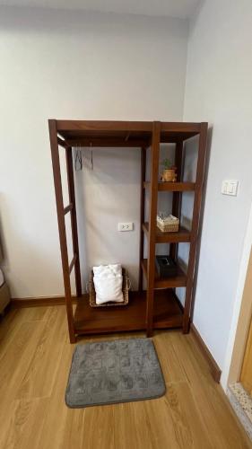 a corner of a room with a book shelf at บ้านตลาด สัตหีบ in Sattahip