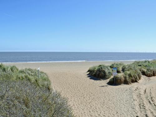 a sandy beach with the ocean in the background at 4 Dawson Court - Uk33414 in Mablethorpe