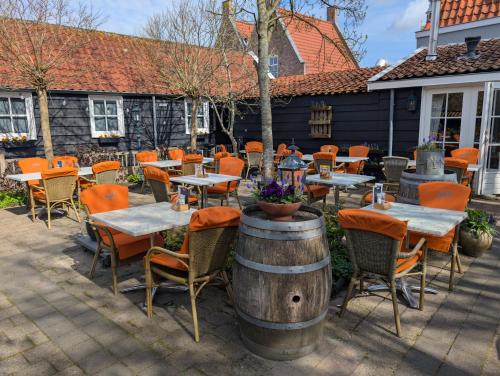 a group of tables and chairs in front of a building at Brasserie de Peperboom in Veere