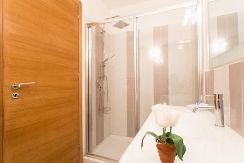 A bathroom at Mondello Suites FLH - Gorgonia