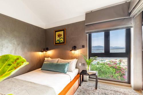 a bedroom with a bed and a window at Ruhigen Homestay Phan Rang in Thôn Ðông Giang
