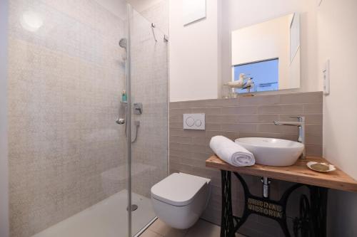a bathroom with a shower and a toilet and a sink at Ferienwohnung Heppenheim - Wohnung "Starkenburg" für Familien und Paare Das schiefe Haus in Heppenheim an der Bergstrasse