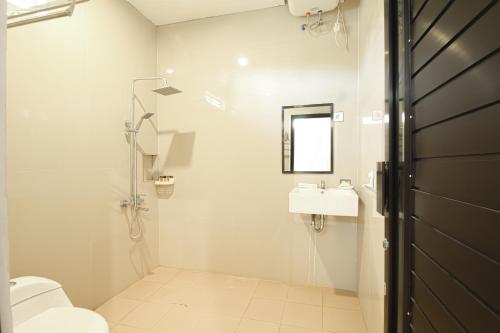 a bathroom with a toilet and a sink at Pohon Purba Resort & Restaurant in Pulau Lebur