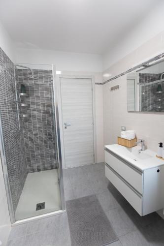 a bathroom with a shower and a sink at Casa Serena in Rivarolo del Re ed Uniti