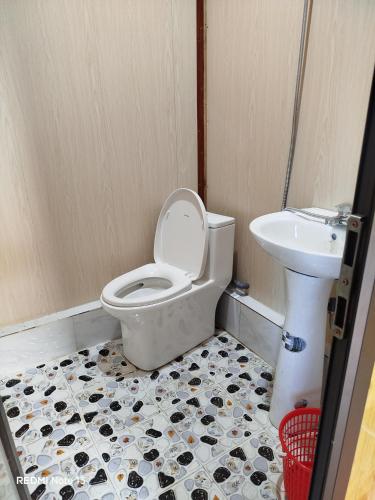 a bathroom with a toilet and a sink at Homestay Ngọc Thủy điểm dừng chân lên Đồi mâm xôi, xã Púng Luông, tỉnh Lào Cai in Mù Cang Chải