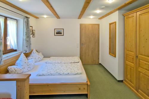ein Schlafzimmer mit zwei Betten und einem Fenster in der Unterkunft Haus Frechen in Berchtesgaden