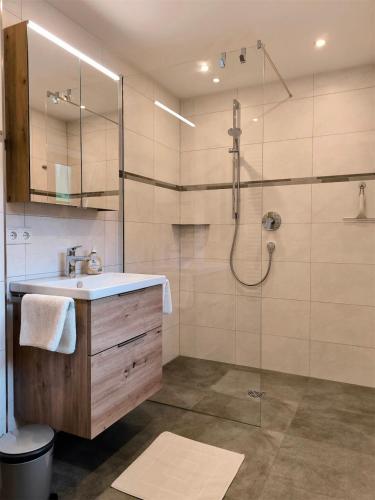 ein Badezimmer mit Waschbecken und Dusche in der Unterkunft Haus Frechen in Berchtesgaden