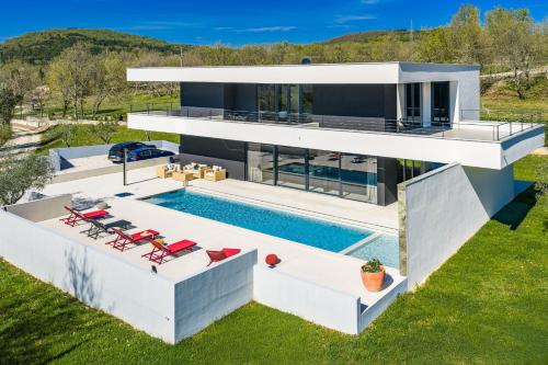 Luxury Villa She for 6 people with 61 m2 private pool, playground & activities on-side for adults and kids