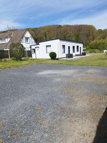 a white house with a driveway in front of it at Studio de Marie in Bordeaux-Saint-Clair