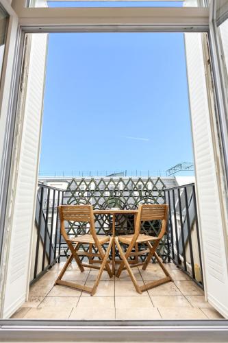 LV2 Au cœur de l'Avenue des Champs-Elysées Arc de Triomphe