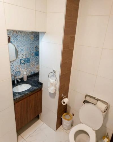 a bathroom with a toilet and a sink at Tu Refugio de Descanso a Pasos de Todo in Cochabamba