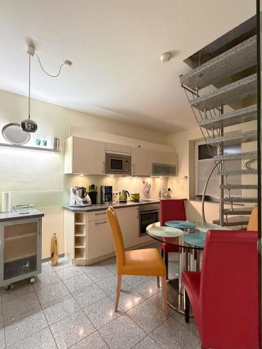 a kitchen and dining room with a table and chairs at Design Ferienhaus Kamerun an der Elbe in Damnatz