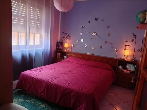 a bedroom with a pink bed with letters on the wall at Remig Ranch CIR 0001 in Challand Saint Victor