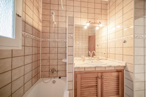 a bathroom with a tub and a sink and a shower at Morans-C in Es Pujols