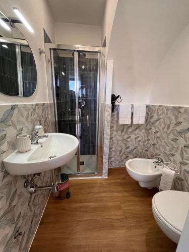 ein Badezimmer mit zwei Waschbecken und einer Dusche in der Unterkunft Ondablurooms2 in Pizzo