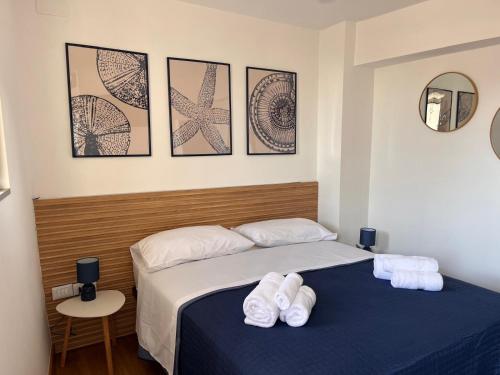 ein Schlafzimmer mit einem Bett, auf dem Handtücher liegen in der Unterkunft Ondablurooms2 in Pizzo