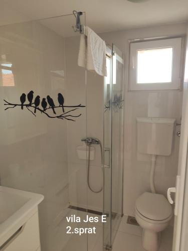 a bathroom with three birds on a branch at Vila Konak podno grejanje in Veliko Gradište