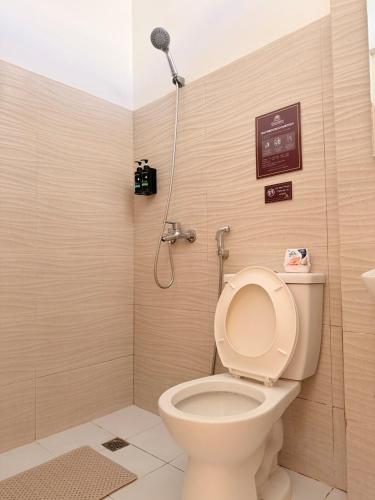a bathroom with a toilet and a shower at Sierra Monte Private Hot Spring Resort in Calamba