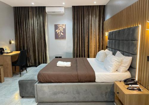 a hotel room with a large bed and a desk at Edgewoodapartment in Jiru