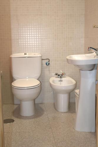 a bathroom with a toilet and a sink at Hostal Casa Juan in Lorca
