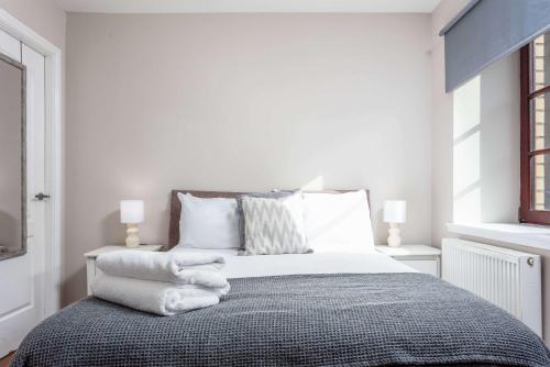 a bedroom with a bed with towels on it at Elliot Suite No2 - Donnini Apartments in Ayr