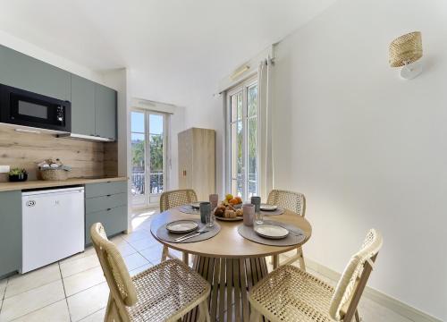 Au coeur de Juan-les-Pins, Magnifique Appartement, Clim, 30m de la Plage photo 19