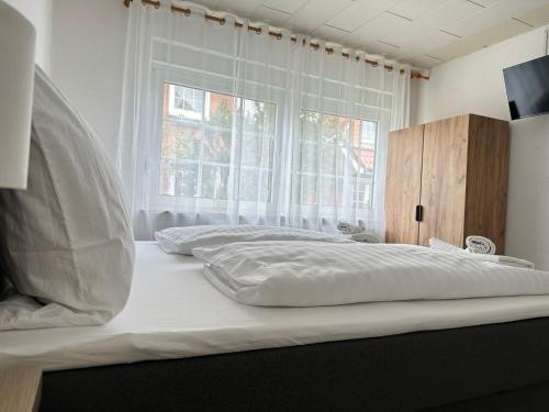 a large bed in a room with a window at ANKERHUUS Norddeich in Norddeich